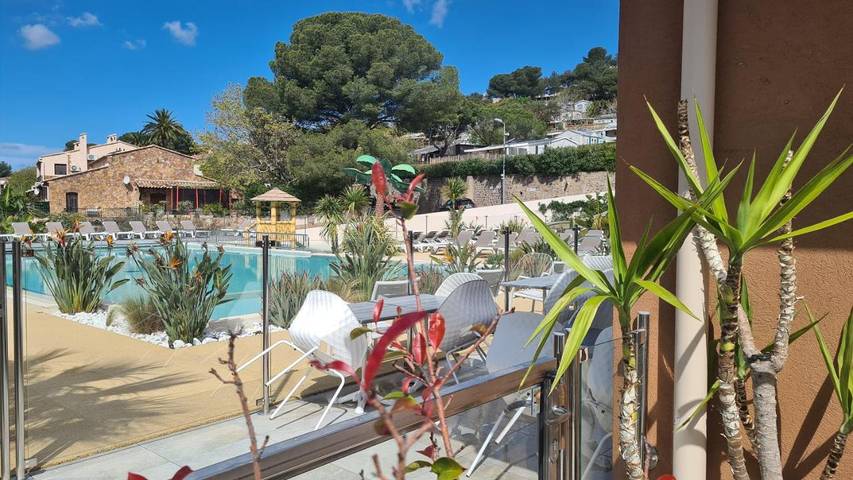Location de vacances pour 6 personnes, avec jardin ainsi que piscine et vue, adapté aux familles dans Plage D Aigue Bonne - 2
