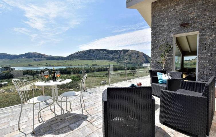 Casa vacanza per 15 persone, con panorama e balcone nonché giardino in Piana degli Albanesi