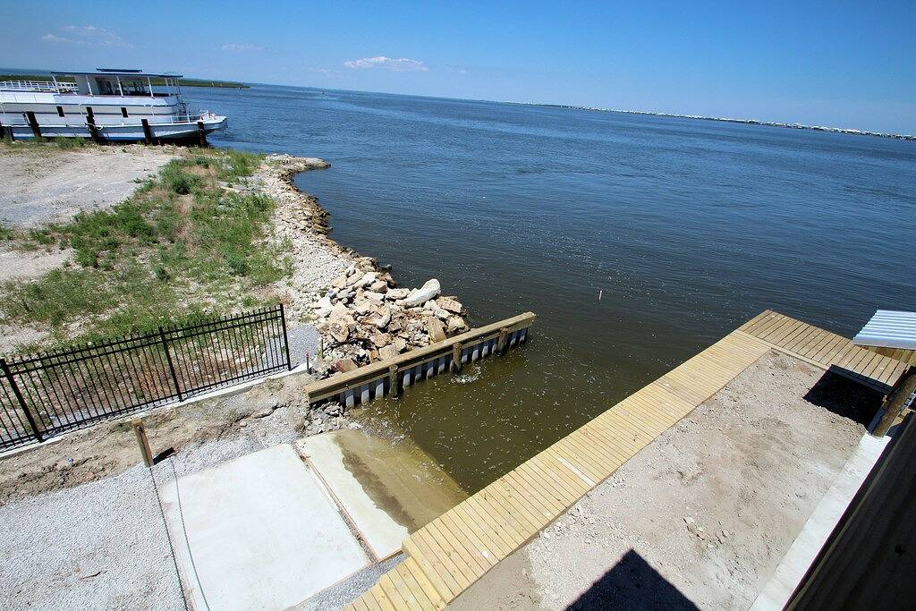 The Pointe, Grand Isle, La Waterfront mit Bootszugang, Bootsanleger, beleuchtetem Angelpier in Grand Isle, Jefferson Parish