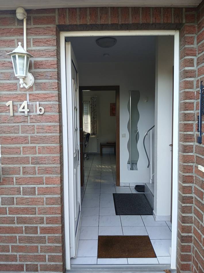 Holiday Home 'Ferienhaushälfte Henne' with Private Terrace, Shared Garden and Wi-Fi in Otterndorf, Cuxland