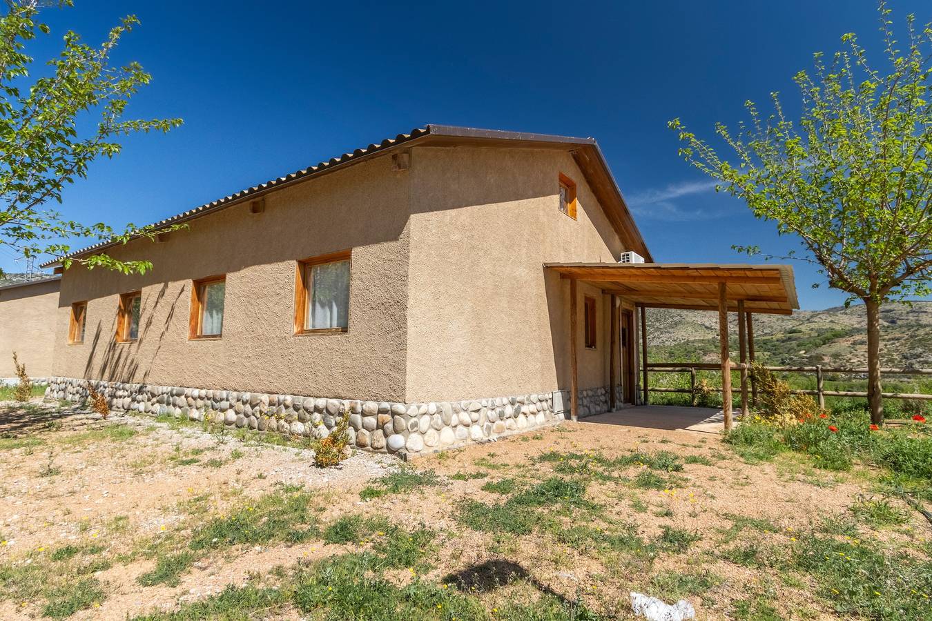 Caravana 'Bungalow 1' con vistas a la montaña, Wi-Fi y aire acondicionado in Alós de Balaguer, Noguera