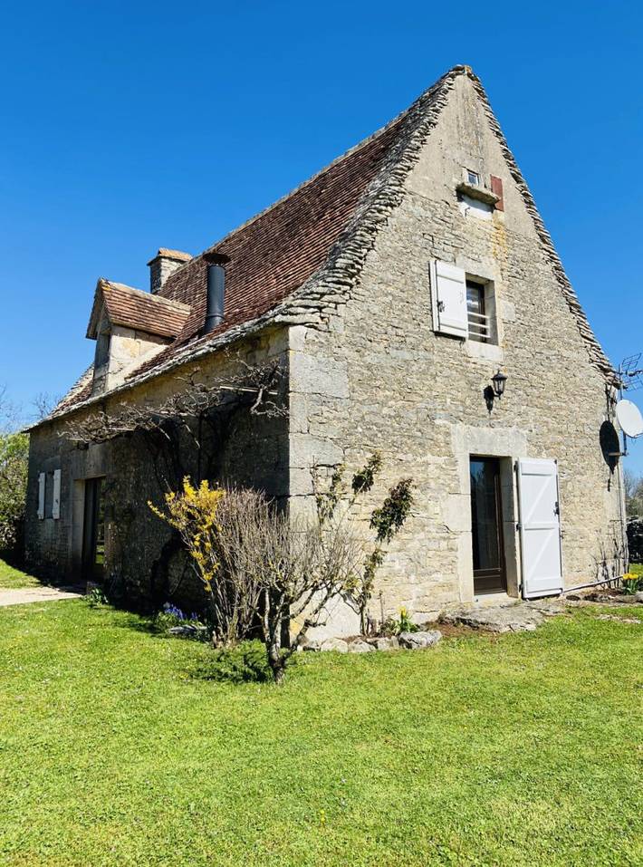 Gîte pour 6 personnes, avec terrasse ainsi que piscine et jardin dans Parc Naturel Régional des Causses du Quercy