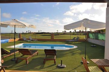 Villa für 12 Personen, mit Seeblick und Garten sowie Pool und Ausblick auf den Kanaren