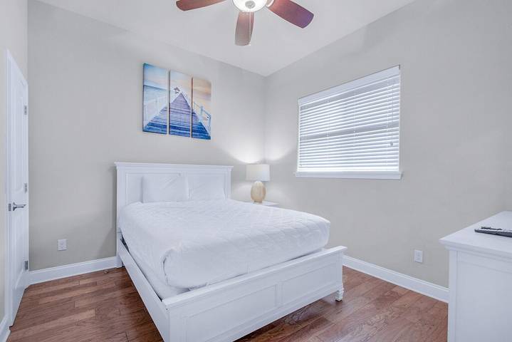 Vacation rental for 8 people, with hot tub and pool as well as balcony in Miramar Beach