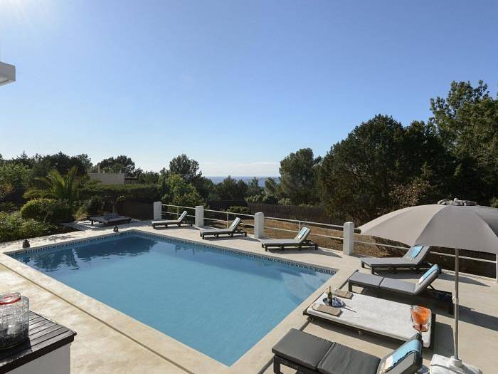 Location de vacances pour 10 personnes, avec piscine ainsi que jardin et vue sur l’océan, adapté aux familles à Cala Tarida - 3