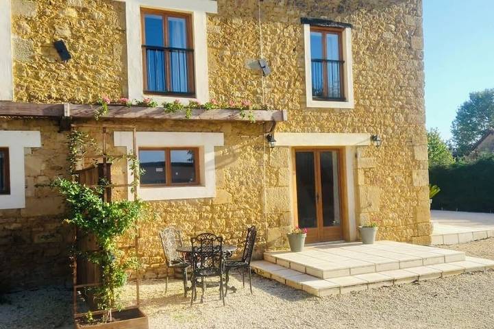 Location de vacances pour 6 personnes, avec jardin à Anlhiac