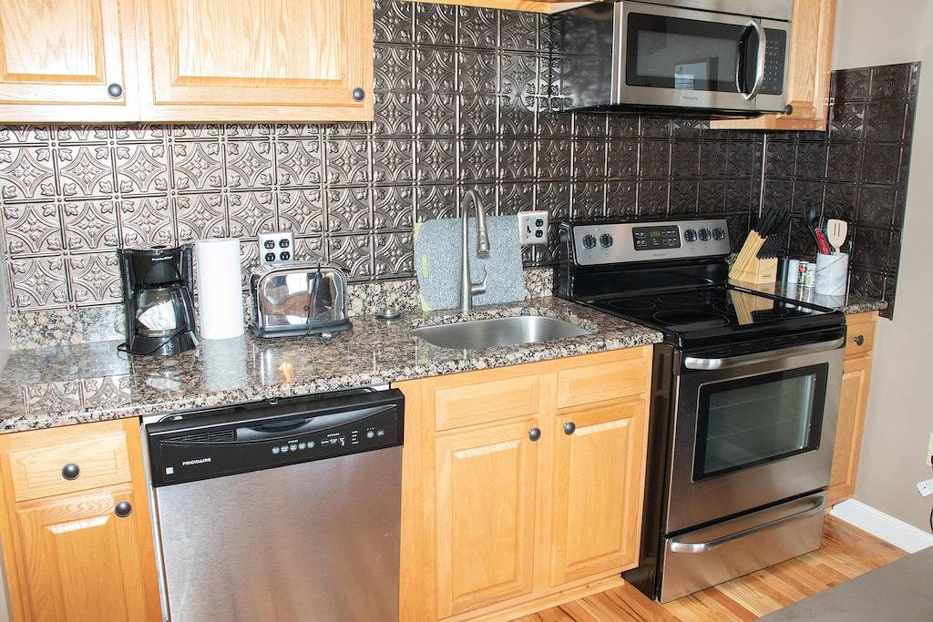 Ganze Wohnung, Keine Köder- Und Schalterpreise | Beinhaltet Parken / Reinigung | 1Br / 1Ba | Schlaf 4 | in Snowshoe, Greenbrier River