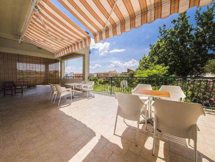 Ferienhaus für 20 Personen, mit Balkon und Terrasse sowie Garten in Podstrana