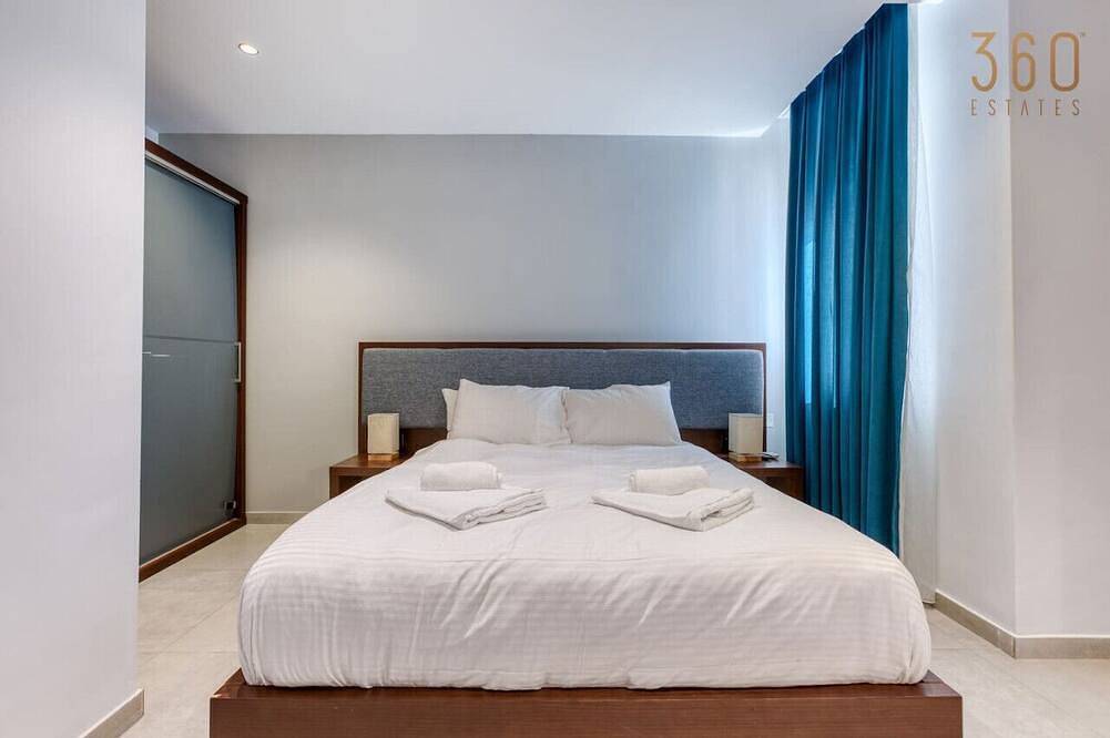 Entire apartment, Modern 2Br home with pool access & Wifi in Swieqi in San Giljan, Malta Island