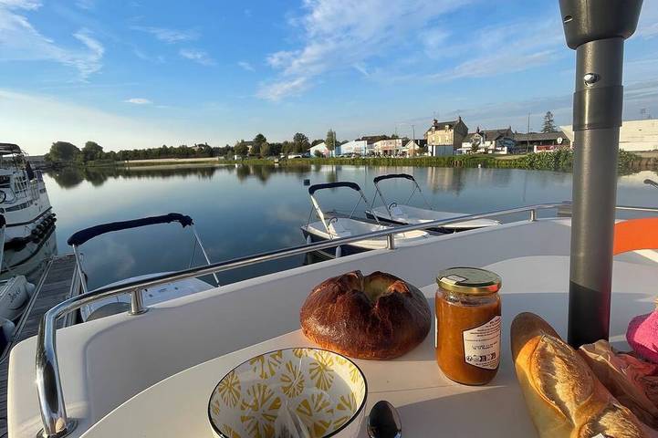 Péniche pour 4 personnes, avec Balcon et Jardin à Nevers