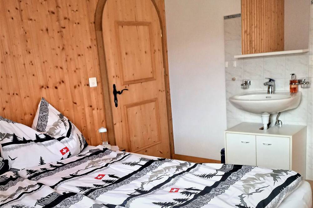 Ganze Wohnung, Ferienwohnungen Teuriblick A&B, (Splügen). in Rheinwald, Oberhalbsteiner Alpen