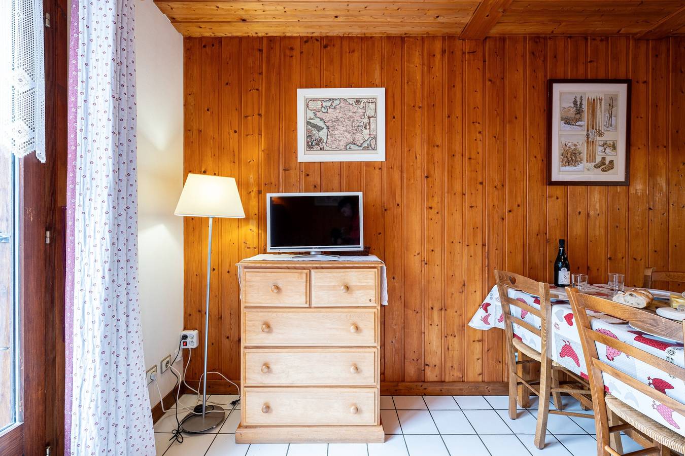 Apartamento entero, Apartamento 'Bergeronnette' con vistas a la montaña, terraza compartida y Wi-Fi in La Giettaz, Albertville region