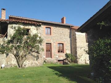 Gîte pour 7 personnes, avec jardin ainsi que piscine et vue à Saint-Just-Saint-Rambert
