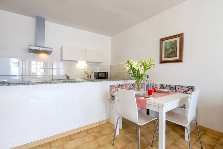 Appartamento intero, Casa vacanze "Patrizia" con aria condizionata, balcone e giardino in La Ciaccia, Valledoria