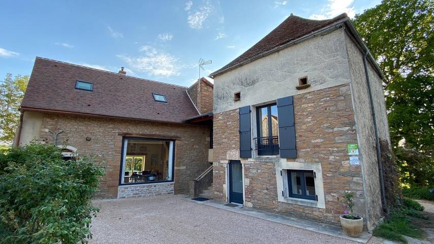 Gîte pour 10 personnes, avec piscine ainsi que terrasse et jardin