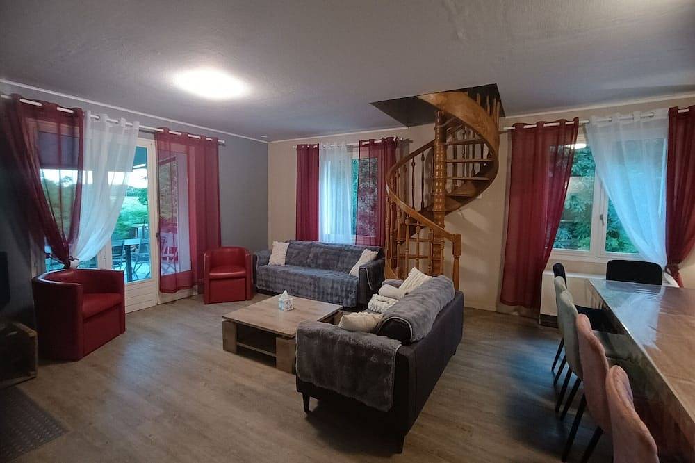 Gîte spacieux avec salle de jeux, tennis et cheminée, idéal pour familles et amis jusqu'à 15 pers. in Saint-Jean-de-la-Motte, Sarthe