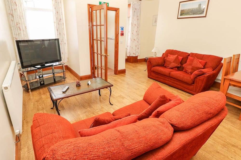 Adeline, pet friendly, with a garden in Pembrey in Burry Port, Carmarthenshire