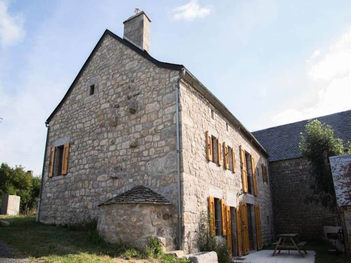 Location de vacances pour 8 personnes, avec terrasse ainsi que piscine et jardin, animaux acceptés dans Lozère
