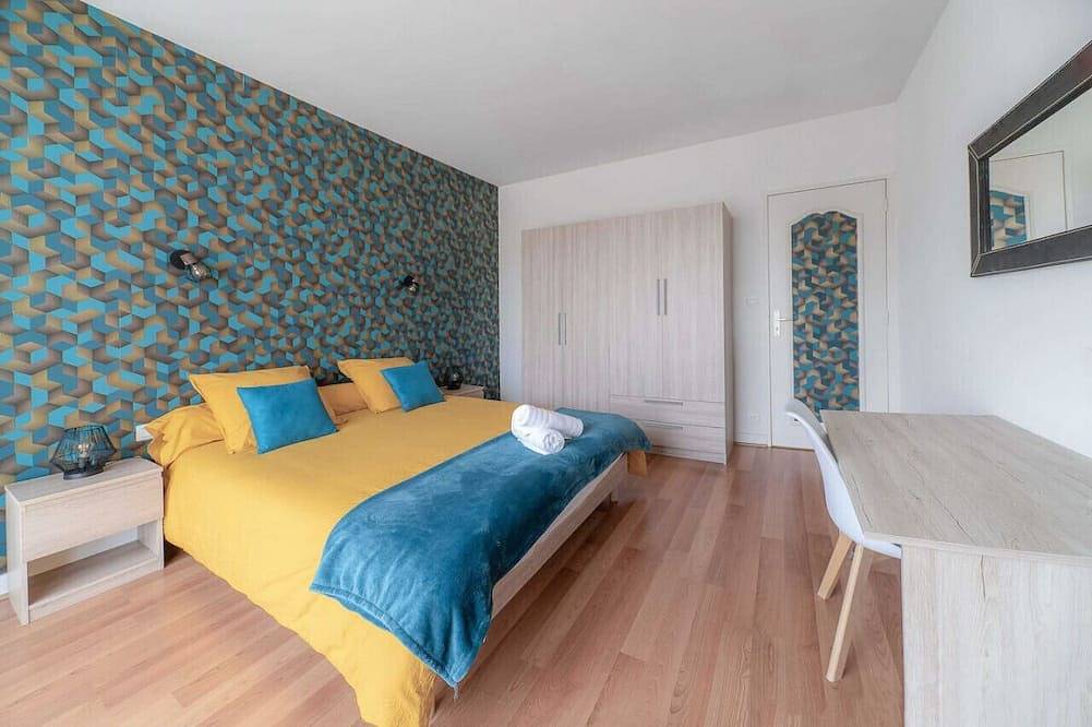 Entire apartment, Grand appartement climatisé, 3 chambres, terrasse in Vichy, Vichy region