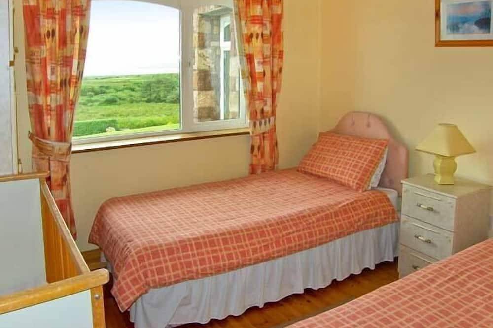 Heron'S Nest, family friendly, with open fire in Inch, County Kerry in Dingle Peninsula