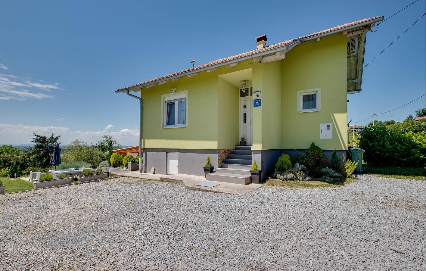 Geräumige 2-Zimmer-Wohnung mit beheiztem Pool und Terrasse in Sisak-Moslavina