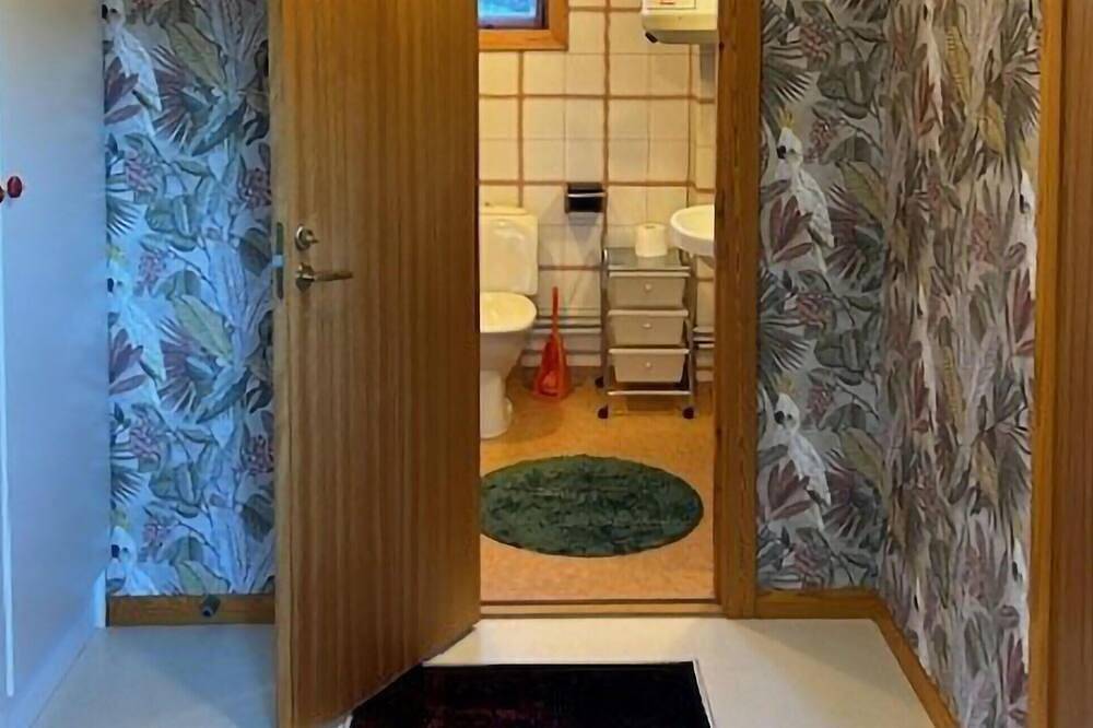 Nice home in Gunnarskog with Wifi in Värmlands land
