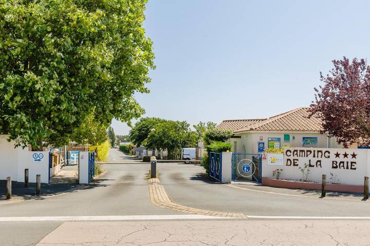 Camping pour 4 personnes, avec piscine, animaux acceptés