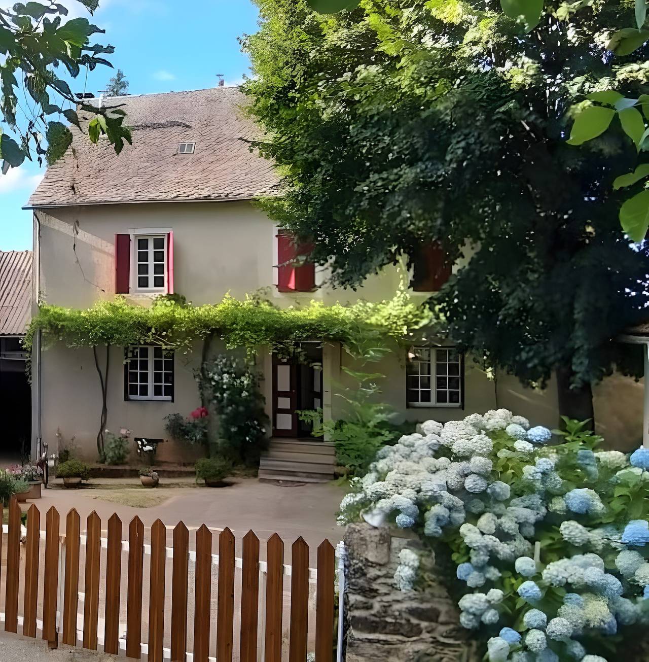 Gîte « Sous Los Dos Árboles »: Vista a la Montaña, Piscina Privada y Wi-Fi in Castelmary, Aveyron (desambiguación)