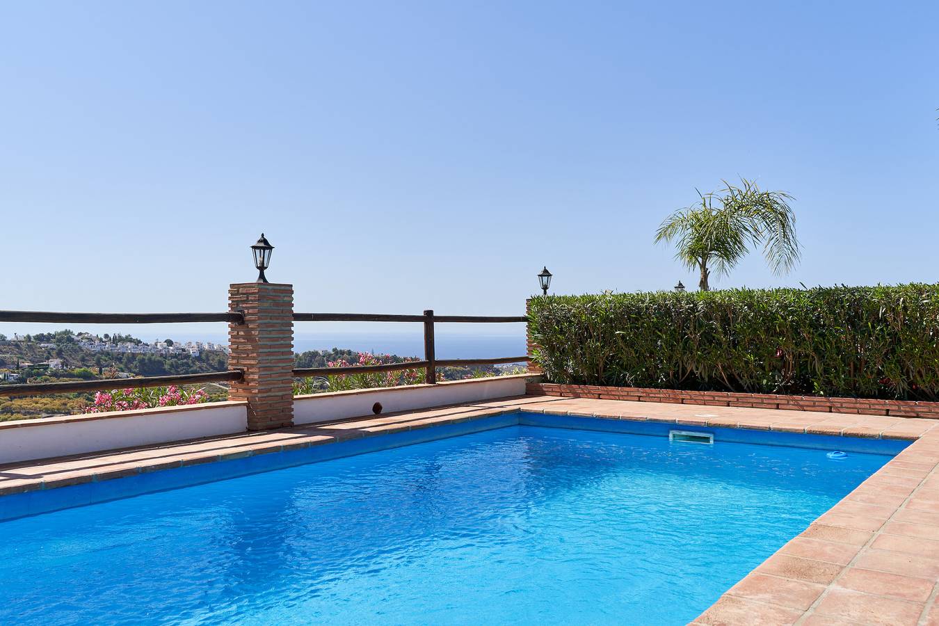 Chalet 'Los Espejos' con vistas al mar, piscina, 2 terrazas y Wi-Fi in Frigiliana, Costa del Sol