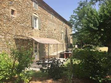 Gîte pour 7 personnes, avec terrasse ainsi que jardin et piscine à Rochebaudin