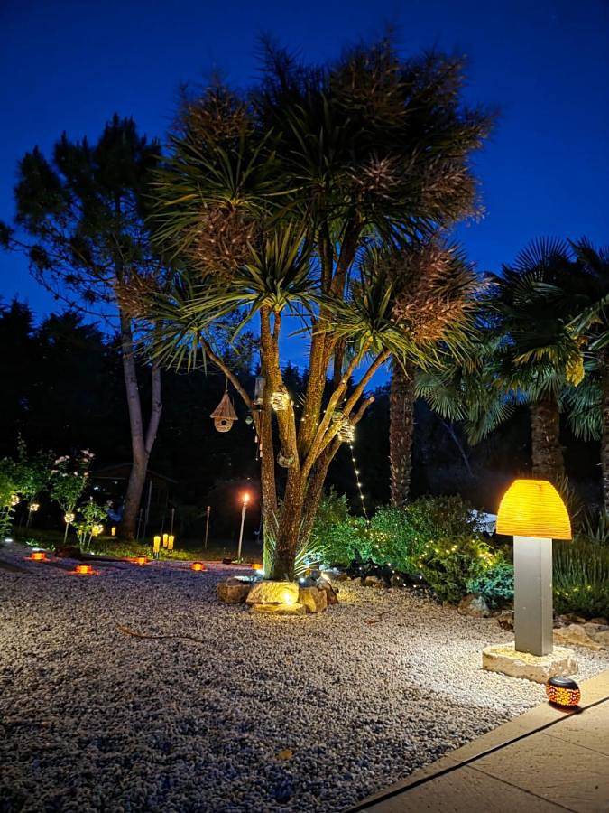 Location de vacances pour 2 personnes, avec piscine et jacuzzi ainsi que terrasse et jardin à Varaignes - 3