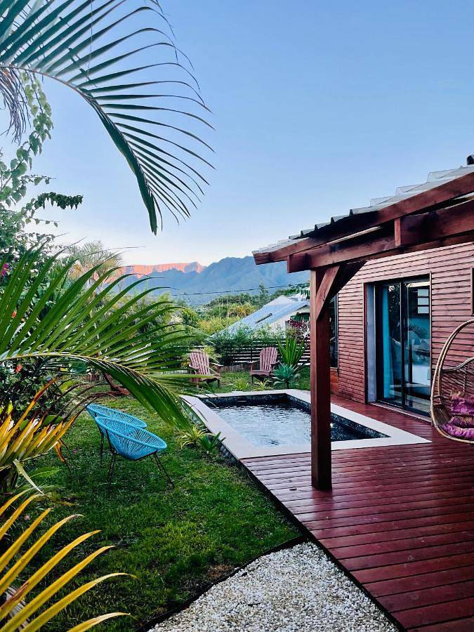 Location de vacances pour 2 personnes, avec jacuzzi et piscine ainsi que terrasse et jardin dans Trois Mares - 2