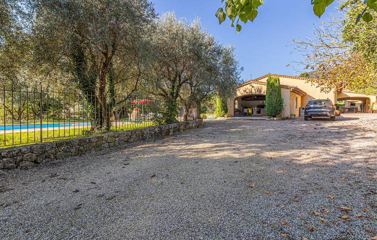 Location de vacances pour 6 personnes, avec jardin ainsi que terrasse et piscine à Peymeinade - 2