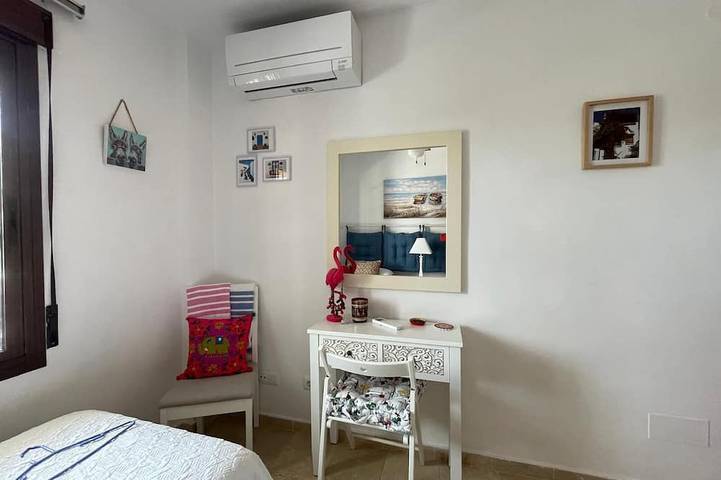 Appartement entier, Stunning views, centrally located modern apartment. Air con, Pool, Wifi and Sky. in Frigiliana Road, Frigiliana
