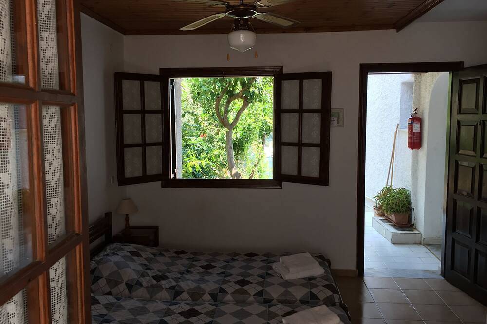 Entire apartment, Villa Perris Studio Number 5 in Kassiopi, Corfu