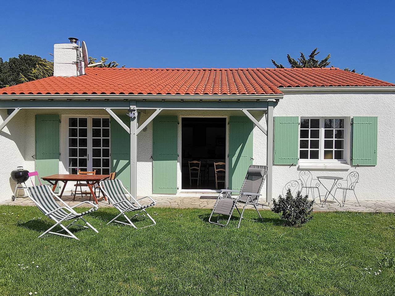 Bright house for 6, 700m from beach, spacious garden in Saint-Vincent-sur-Jard, Vendée