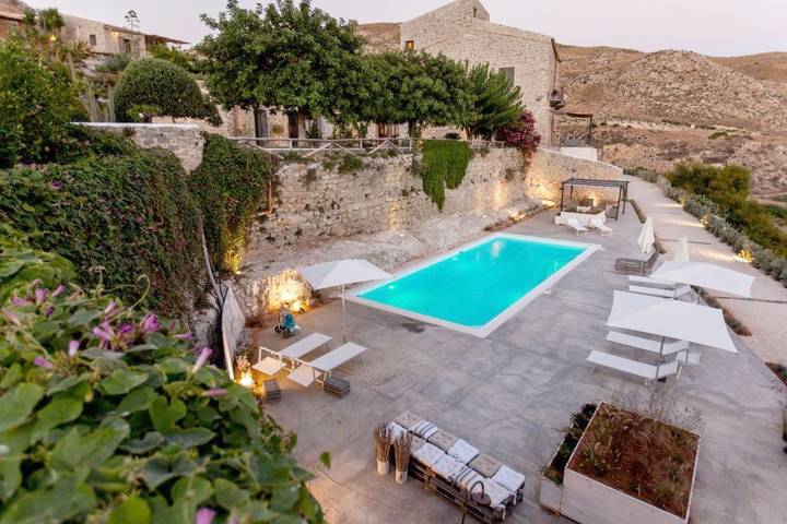 Resort per 3 persone, con panorama e giardino nonché piscina, con animali domestici in Sicilia