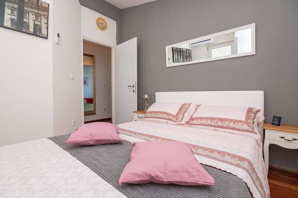 Villa Martina on the beach in Trogir with a beautiful sea view and swimming pool in Trogir, Ciovo