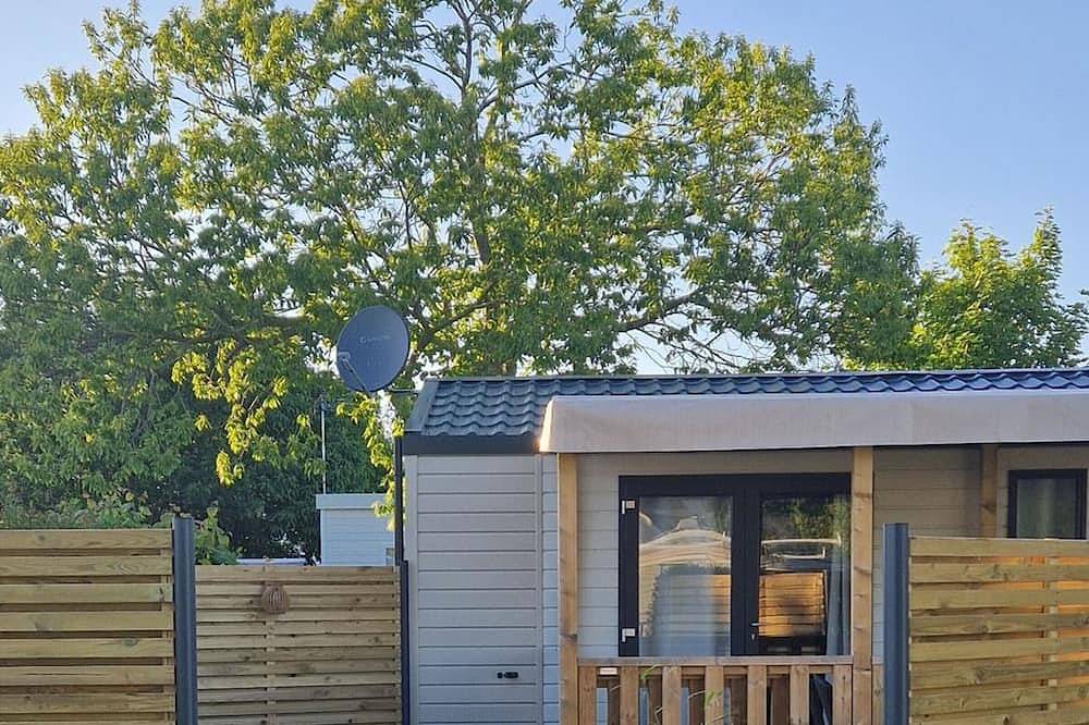 Mobile home with private spa and terrace in Pordic in Pordic, Côte de Goëlo