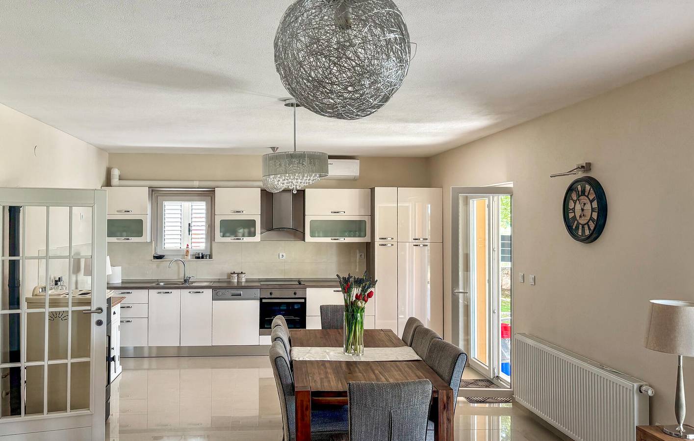 Geräumige 180 m² große Wohnung mit Pool, WLAN und Parkplatz in Dalmatinisches Zagora