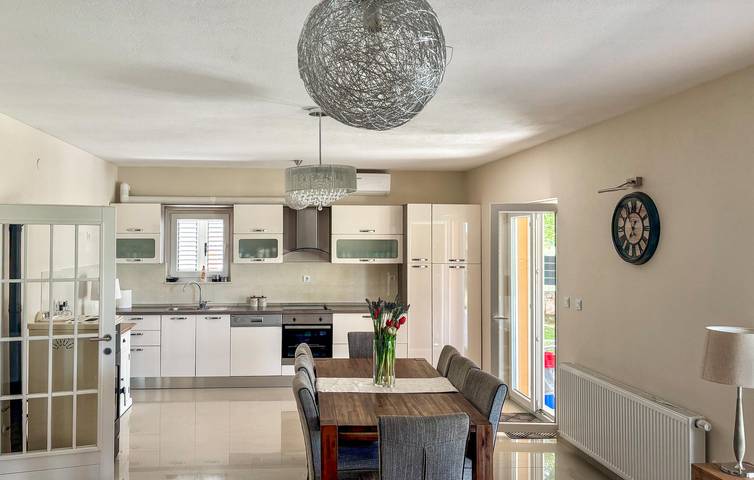 Geräumige 180 m² große Wohnung mit Pool, WLAN und Parkplatz in Dalmatinisches Zagora
