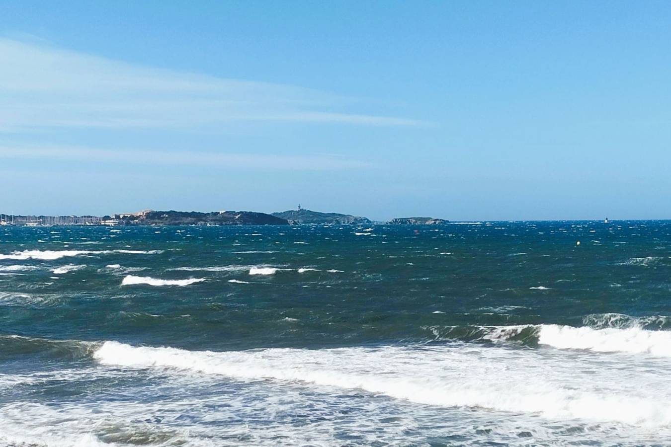 Entire studio, 27m² with terrace - first row sea view in Six-Fours-les-Plages, Toulon region