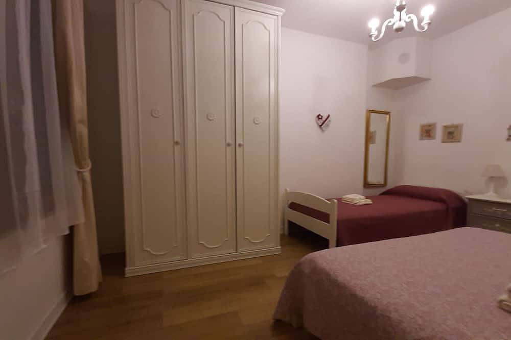 Entire apartment, La Civetta, elegant one-bedroom apartment with garden, private parking 10min from the city in Nave, Garda Mountains