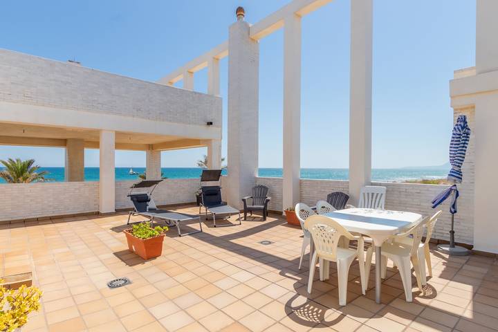 Entire apartment, Beachfront Apartment with Sea Views, Terrace, and Wi-Fi in Oliva, Costa de Valencia