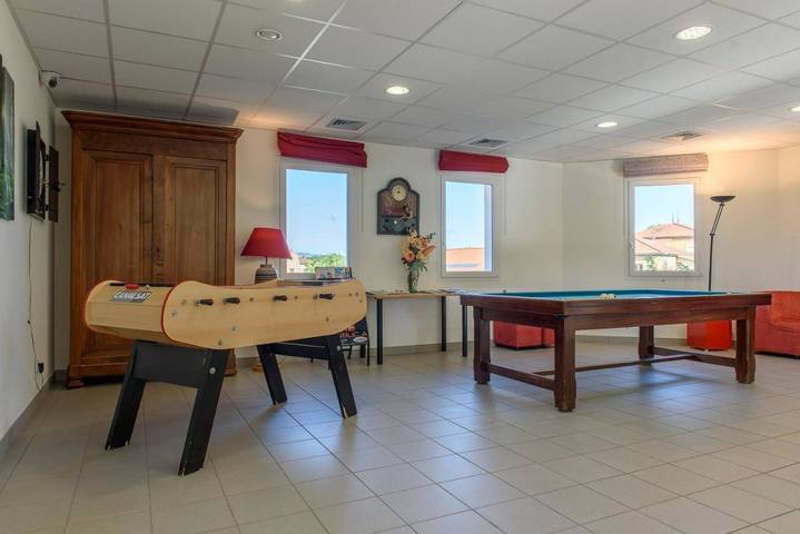 Hôtel, avec Jacuzzi et Terrasse ainsi que Jardin et Piscine à Sarcey - 4