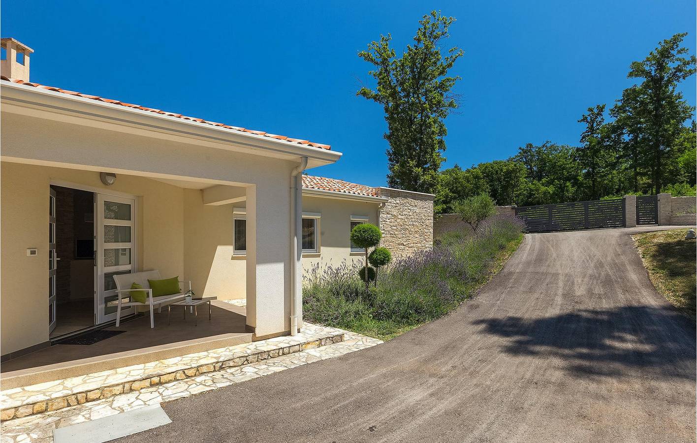 Charmantes Apartment in Kršan mit Pool, WLAN und Parkplatz – 1,5 km vom Stadtzentrum entfernt in Kršan, Ostküste Istrien