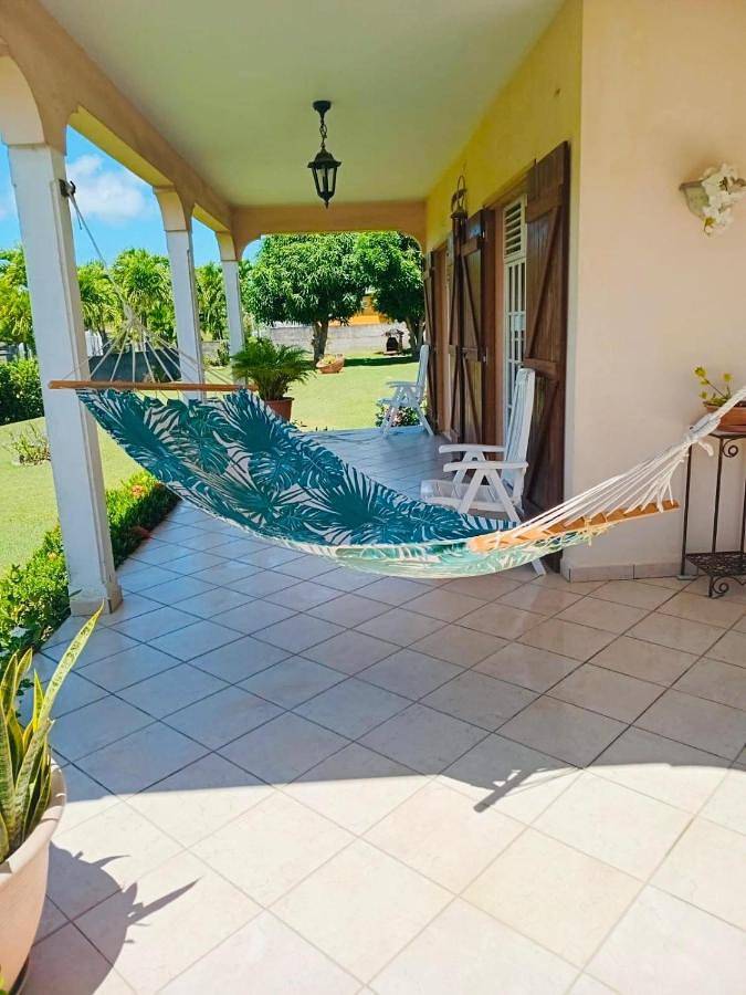 Location de vacances pour 6 personnes, avec terrasse et jardin dans Port-Louis (Guadeloupe)