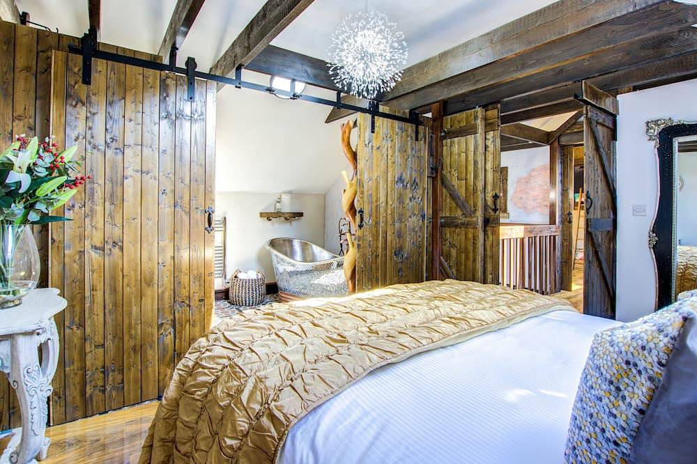 Luxury Cottage Sleeps 8 Pembrokeshire Wales Close to Town & Beach in Pembroke, Pembrokeshire