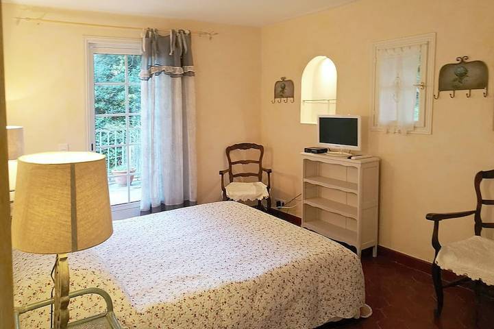 Waterfront villa on sandy beach, private beach, pets welcome. in Pramousquier, Le Lavandou