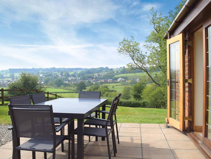 Log cabin for 5 people, with garden in Powys